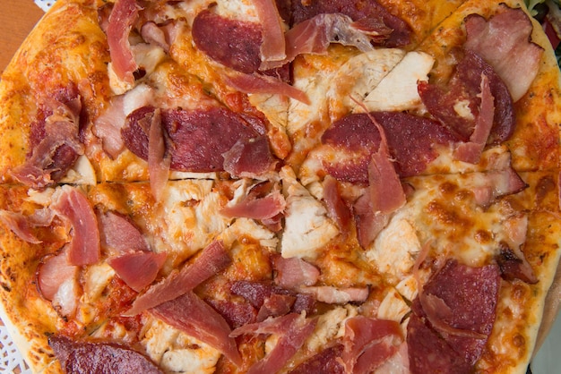 사진 고기 피자. 페퍼로니 소시지, 치킨, 베이컨을 곁들인 홈메이드 미트 피자.