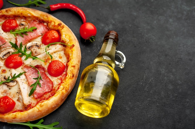 Pizza di carne con formaggio, pollo, prosciutto, funghi champion, pomodori