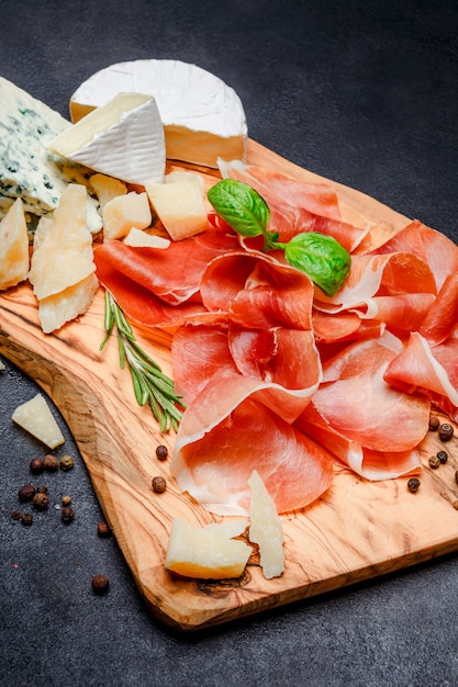 Photo meat plate of italian prosciutto crudo or spanish jamon and cheese