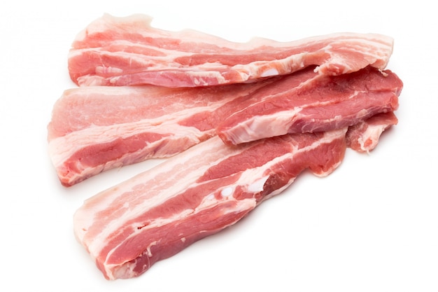 고기 돼지 고기 슬라이스는 흰색 절연입니다.