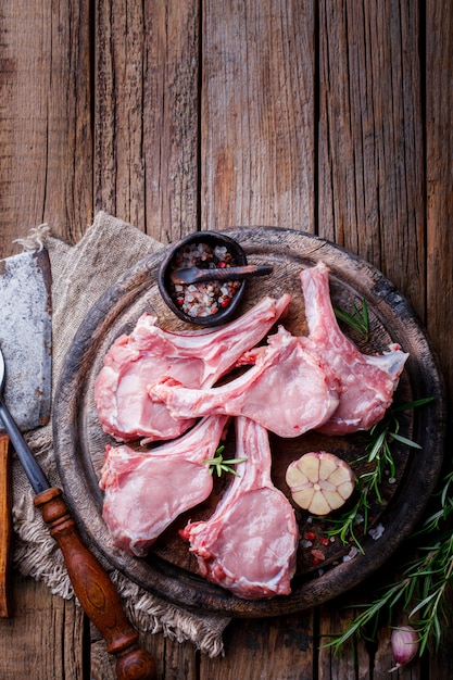 Photo meat raw fresh mutton on the bone near spices