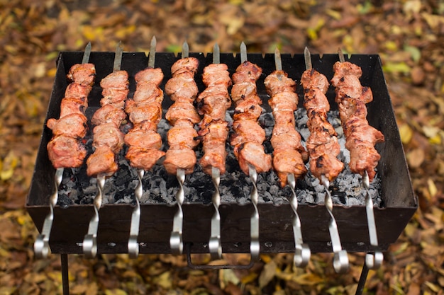 グリルで焼いたバーベキューケバブで焼いた肉