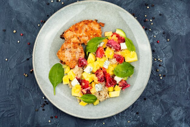 Insalata di carne con formaggio agli agrumi e quinoa