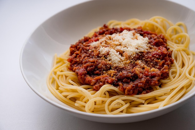 Спагетти с мясным соусом и тертым сыром