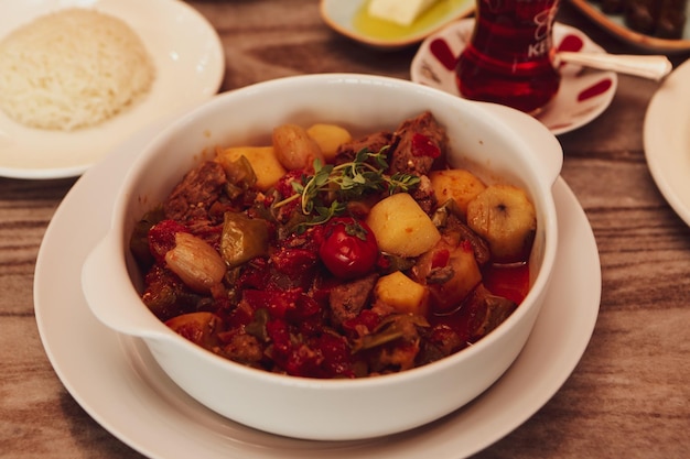 Фото Мясное соте на традиционной сковороде - sac kavurma, turkish food