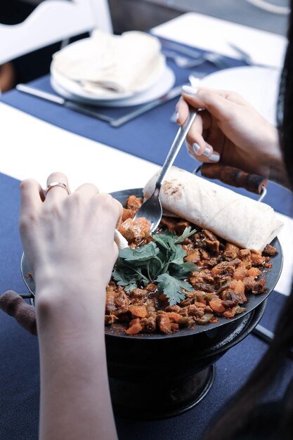 Foto sauté di carne in padella tradizionale sac kavurma cibo turco