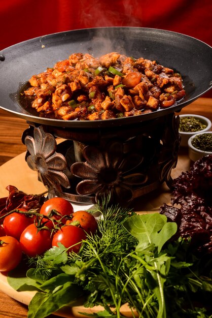 Foto sauté di carne turco et sote con torta di carne - sac tava - sac kavurma