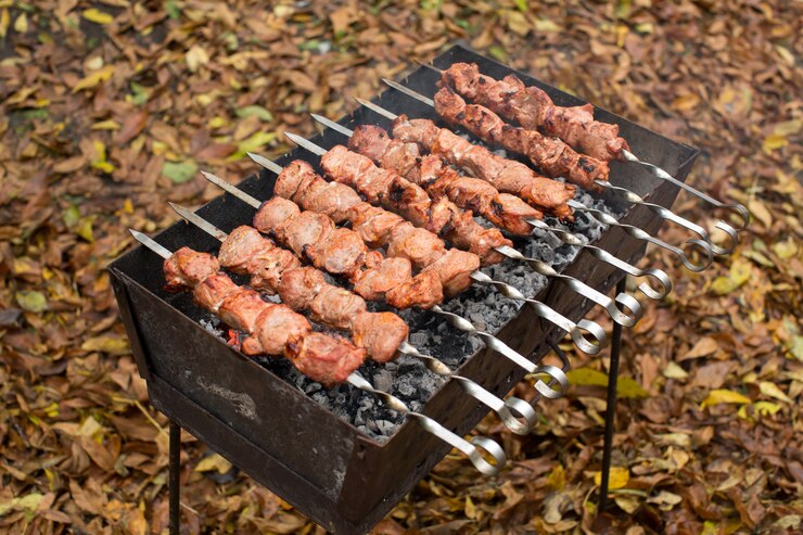 Мясо на шпажках на гриле