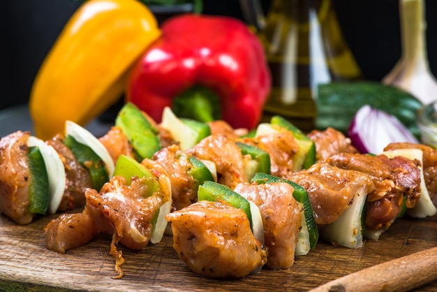 Foto spiedini di carne pronti per il barbecue