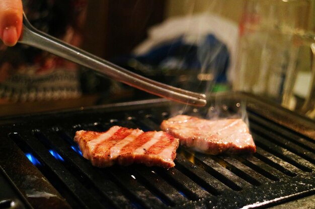 グリルの肉のスライスはおいしそうでスモーキー