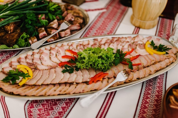 おいしいサラミのスライスしたハムの肉のパテを使った肉のスライス肉の盛り合わせとベーコンポークの上面図の冷たい燻製肉プレート