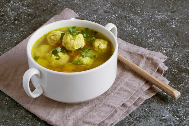 Foto zuppa di carne con polpette