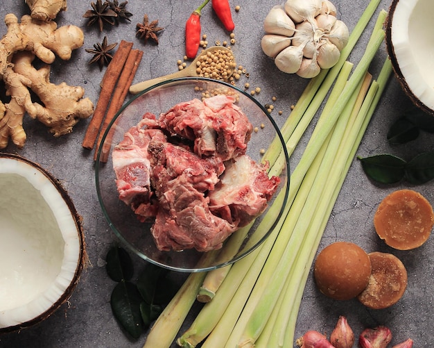 イードアルアドハーまたはイードアルフィトルのための肉とスパイスの準備調理上面図サテまたはグライのためのインドネシア料理の材料