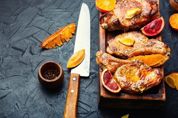 Photo meat steak fried with citrus fruits