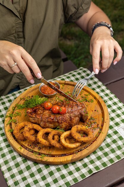 Мясной стейк в ресторане Мясное блюдо