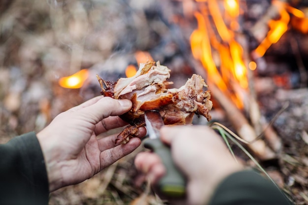 Мясо на палочке, приготовленное на гриле в концепции пожарного бушкрафта