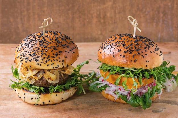 肉と野菜のハンバーガー