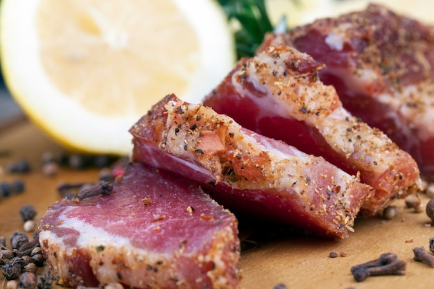 Мясо с салом, нарезанное кусочками, изделия из свинины со специями