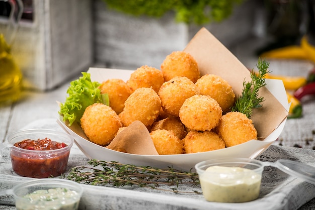 Photo meatballs on sticks in a plate with vegetables