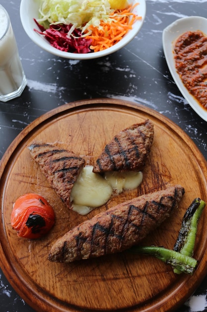 Фрикадельки с сыром на гриле из деревянного пола kasarli kofte kofta