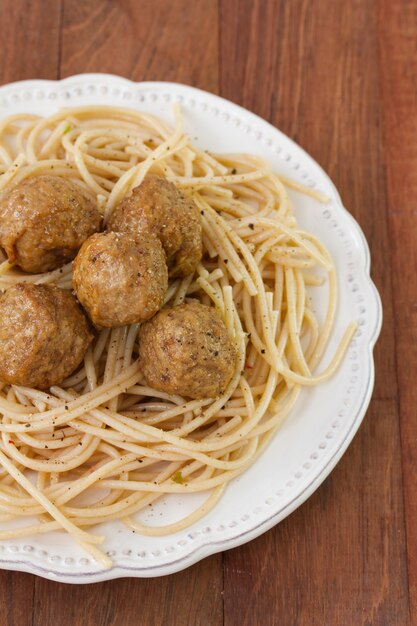 Foto polpette con spaghetti nel piatto su sfondo scuro