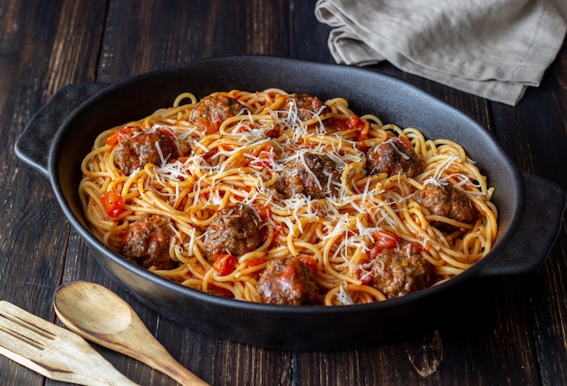 Polpette con spaghetti, salsa di pomodoro e parmigiano. cucina italiana.