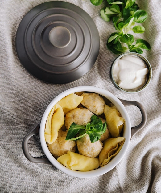 Foto polpette con salsa bianca della cucina tedesca