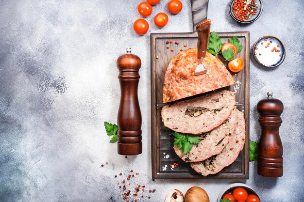 Мясной рулет с грибами классическая американская еда с запеченной свининой говяжий фарш на разделочной доске Вид сверху