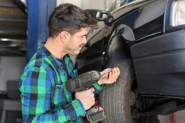 Mecanic auto-ophanging controleren, bij reparatiewerkplaats.