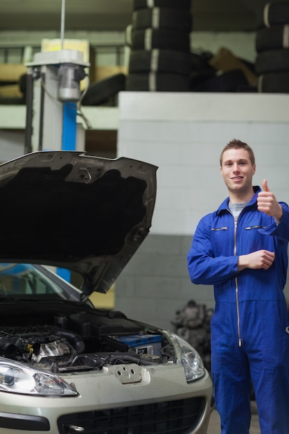 車のジェスチャー・アップでメカニック