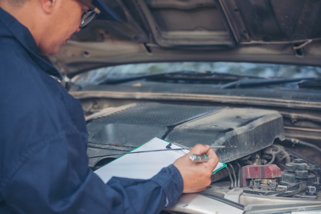 Foto servizio auto meccanico garage auto nel centro mobile automobilistico officina tecnica riparazione motore autoveicoli servizio attività di ingegneria meccanica meccanico automobilistico mani riparazione auto tecnica