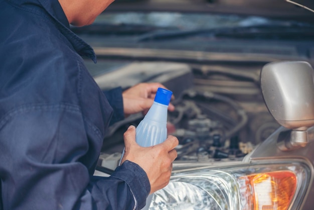 Foto servizio auto meccanico garage auto nel centro mobile automobilistico officina tecnica riparazione motore autoveicoli servizio attività di ingegneria meccanica meccanico automobilistico mani riparazione auto tecnica