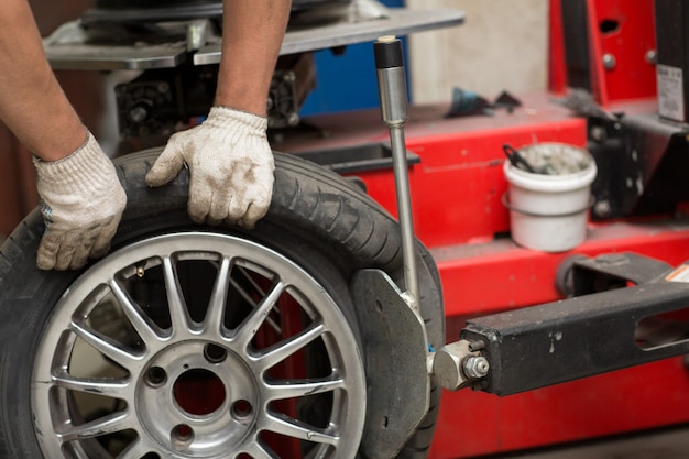 Photo mechanic changing car tire fitting. wheel tyre repairing.