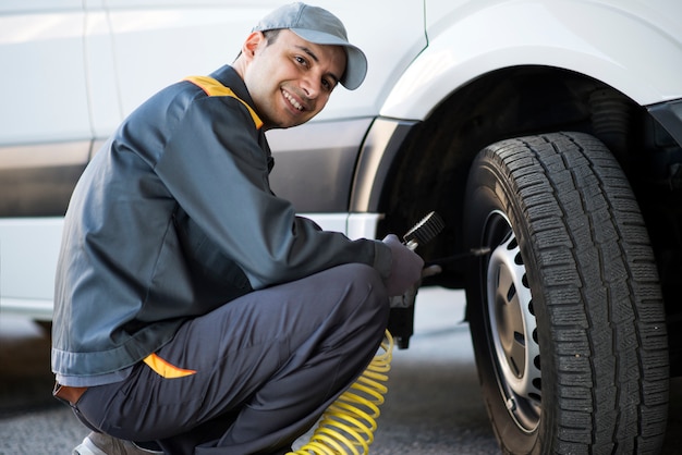 Photo mechanic checking the pressure of a van tire