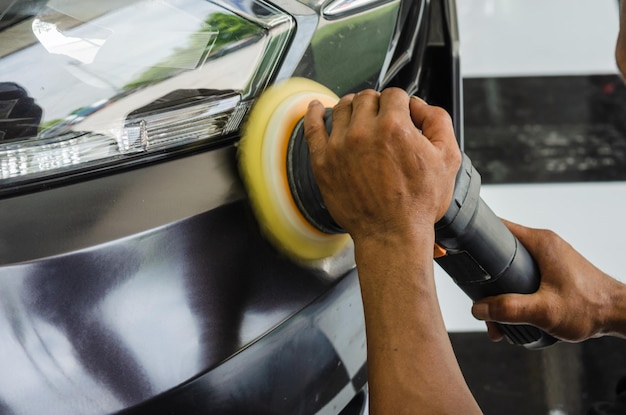 Photo mechanic hand holding the car polish