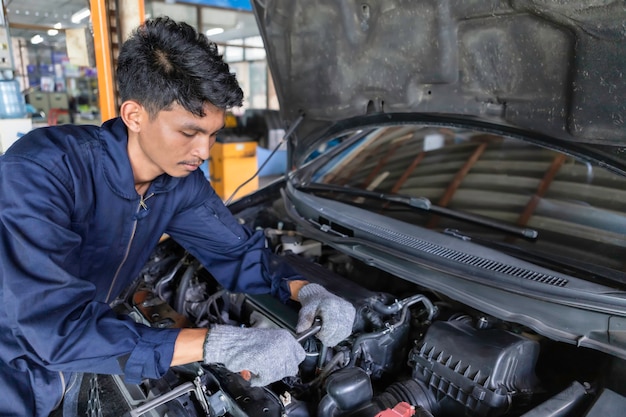 Mechanic met behulp van sleutel en een schroevendraaier om te werken