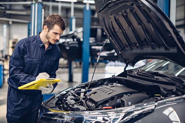 Mechanic onderzoekt motor van een auto