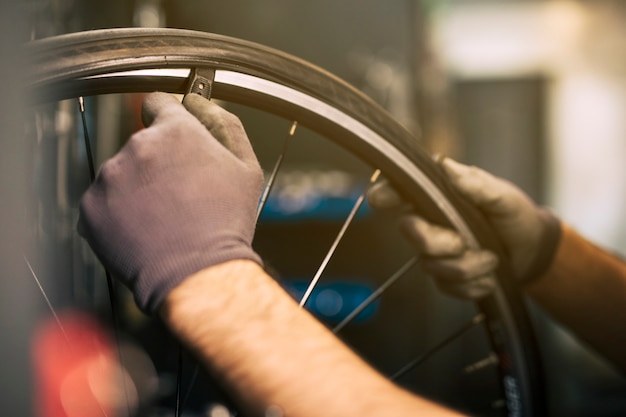 Foto meccanico che ripara una bicicletta