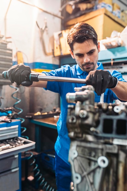 Foto meccanico di riparazione del motore in garage