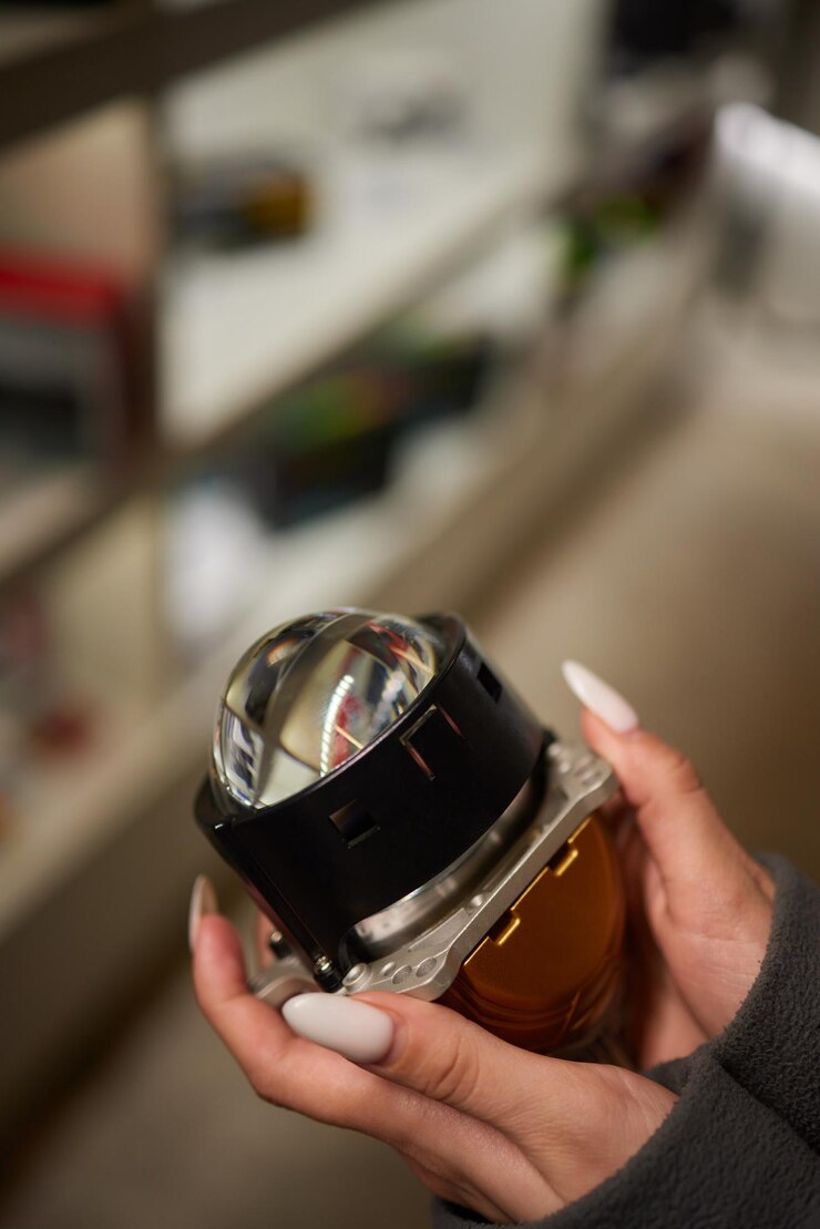 Photo the mechanic restores the headlight of the car restoration of automotive optic