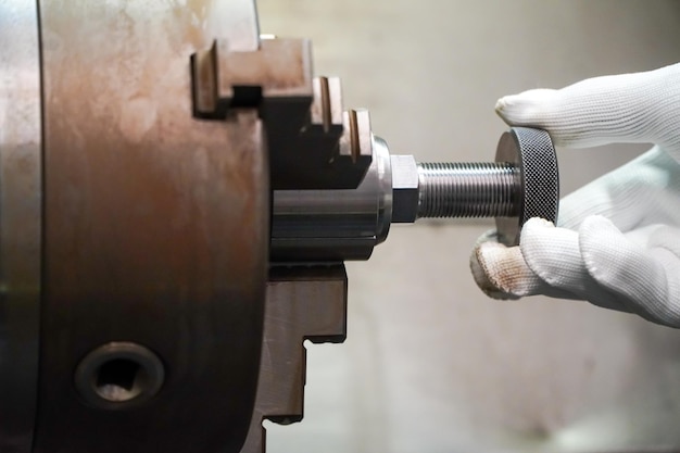 Mechanic threads ring gauge on a CNC lathe