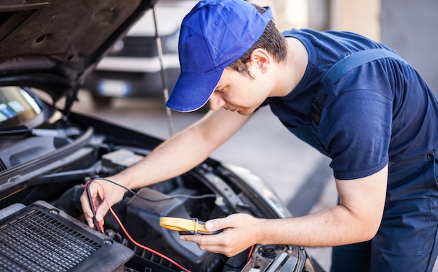 Meccanico che risolve il problema con un motore di automobile