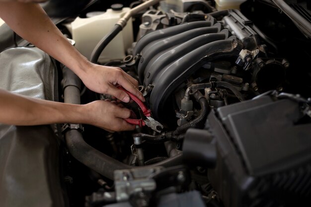 Foto manutenzione meccanica dell'auto da lavoro