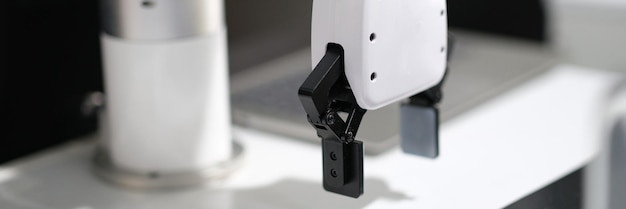 Механическая рука робота-манипулятора в производстве крупным планом