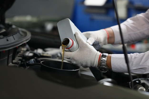 Mechanical filling of oil into car in repair garage