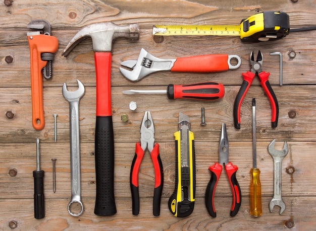 Foto kit meccanico in tavola di legno. strumento di costruzione