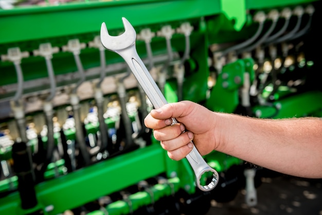 整備士修理コンバイン。現代の農業機械および装置。産業の詳細。
