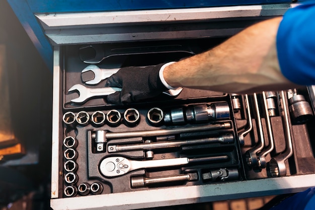 Mechanicus met werktuigen in de werkplaats