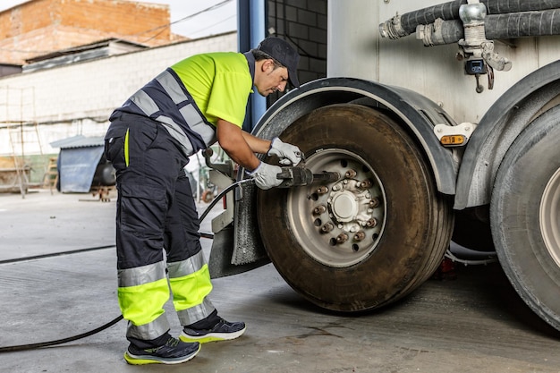 Mechanisch aanspannen van het wiel van de vrachtwagen in de werkplaats