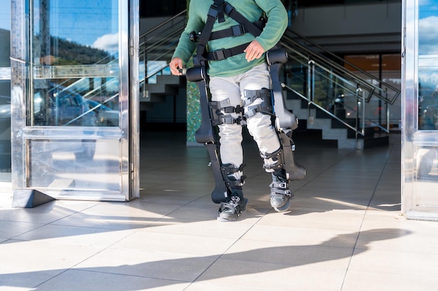 Mechanisch exoskelet gehandicapte persoon die loopt met behulp van robotskelet fysiotherapie in een modern ziekenhuis futuristische fysiotherapie